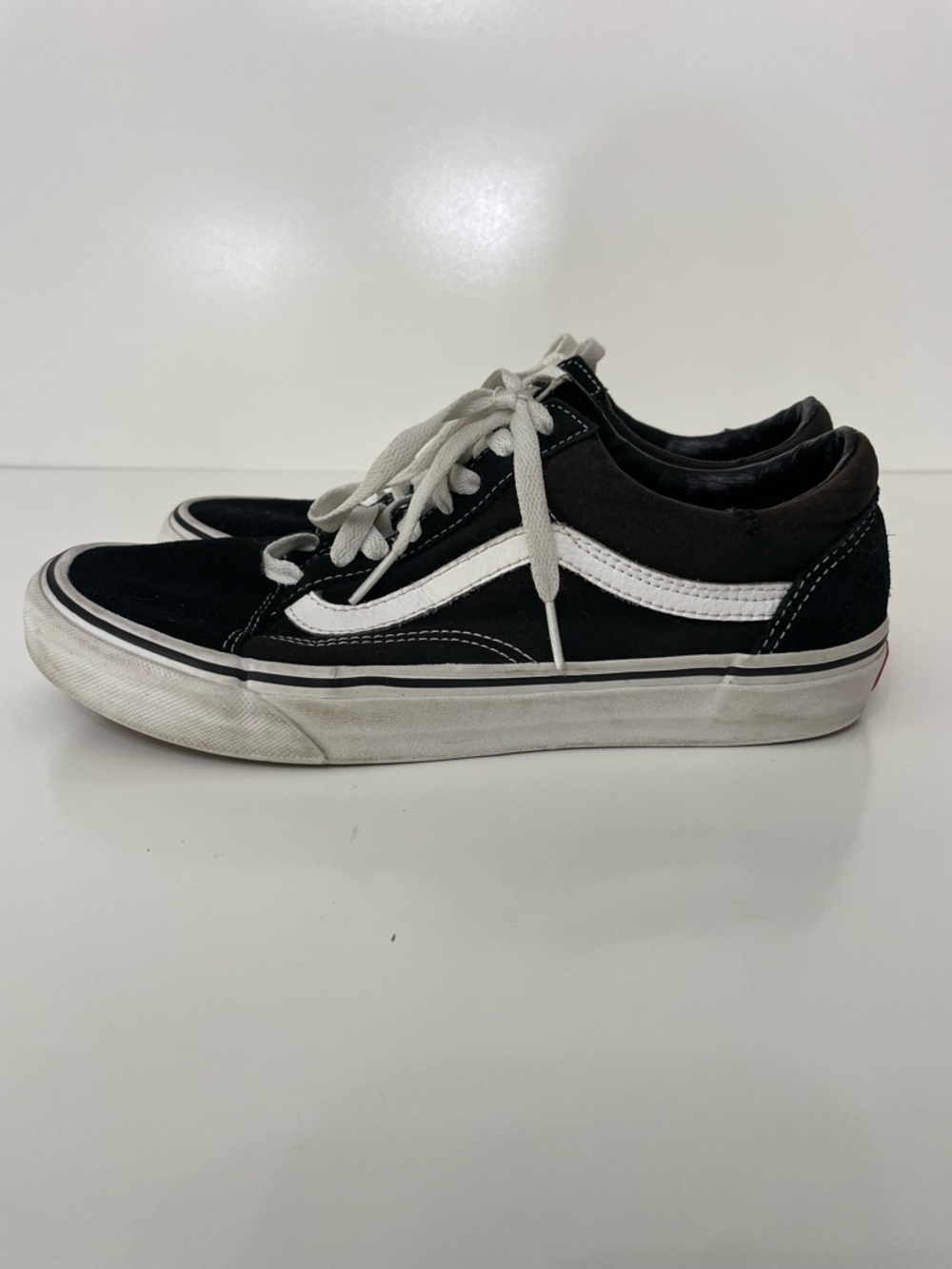 Vans Black and White Old Skool Low-Top Skater Sneakers, Mens size 8, Womens 10